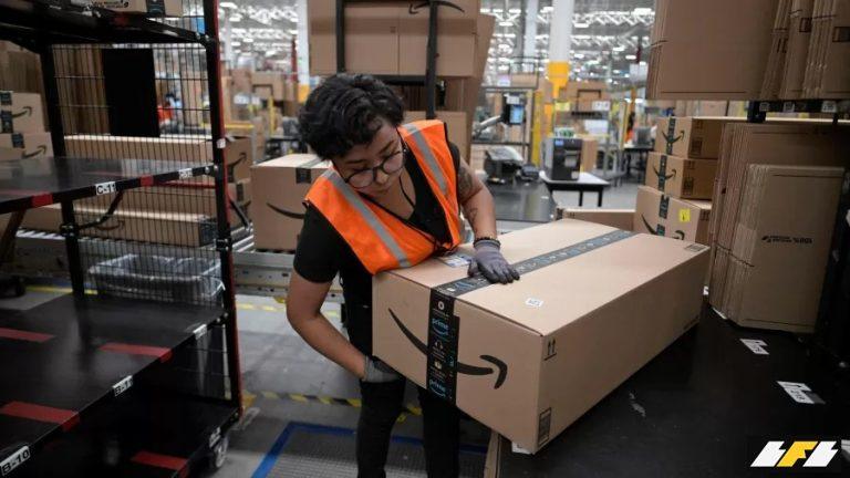 22mai2025—trabalhadora-manuseia-caixa-com-logotipo-da-amazon-em-instalacao-da-empresa-em-tepotzotlan-no-mexico-1769686878287_v2_900x506
